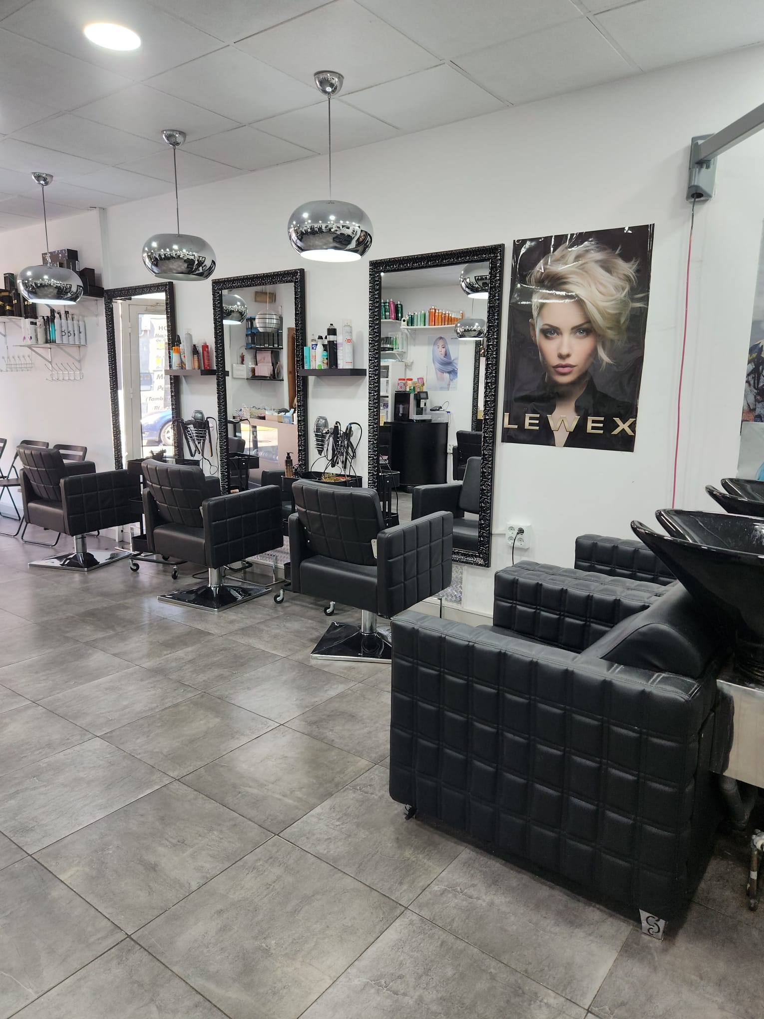 Vista amplia del interior del salón de peluquería